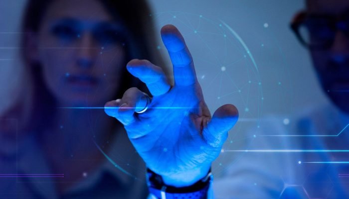 1776352403_homem-tocando-uma-tela-virtual-futurista-remix-de-tecnologia-digital.jpg