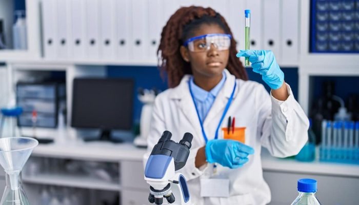 cientista-afro-americana-segurando-tubo-de-ensaio-no-laboratorio_839833-8926.jpg