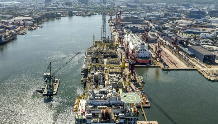 plataforma_da_petrobras_que_reforcara_o_pre-sal_deixa_singapura03.jpg