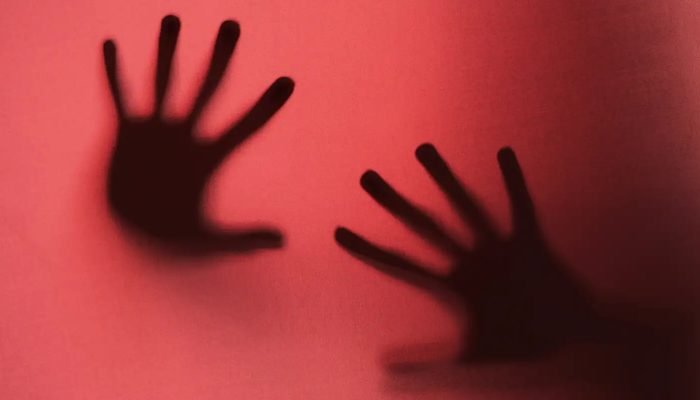 silhuetas-de-maos-aterrorizantes-no-estudio.jpg