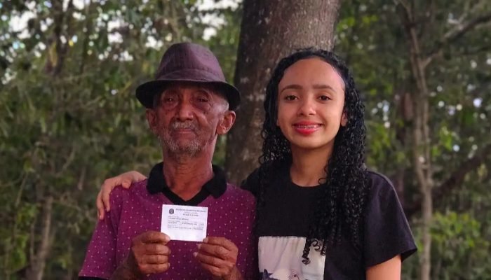 thauany_e_o_avo_vao_votar_no_dia_4.jpeg